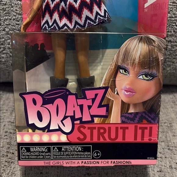 Bratz Fianna Doll - 2012 - Picture 3 of 15